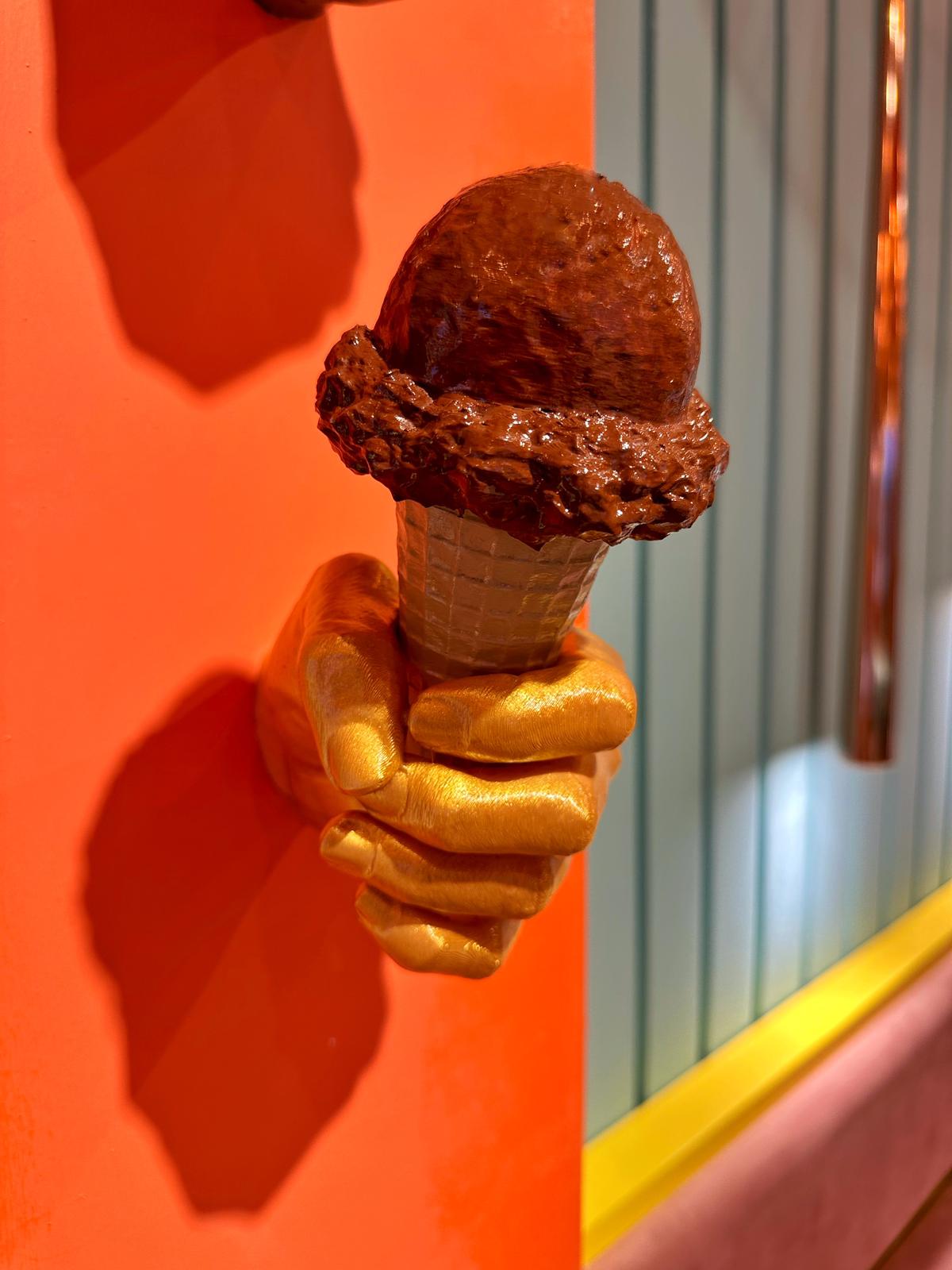 Dondurma Tutan El – Ice Cream Holding Hand (ديكور المثلجات) | Rare Concept