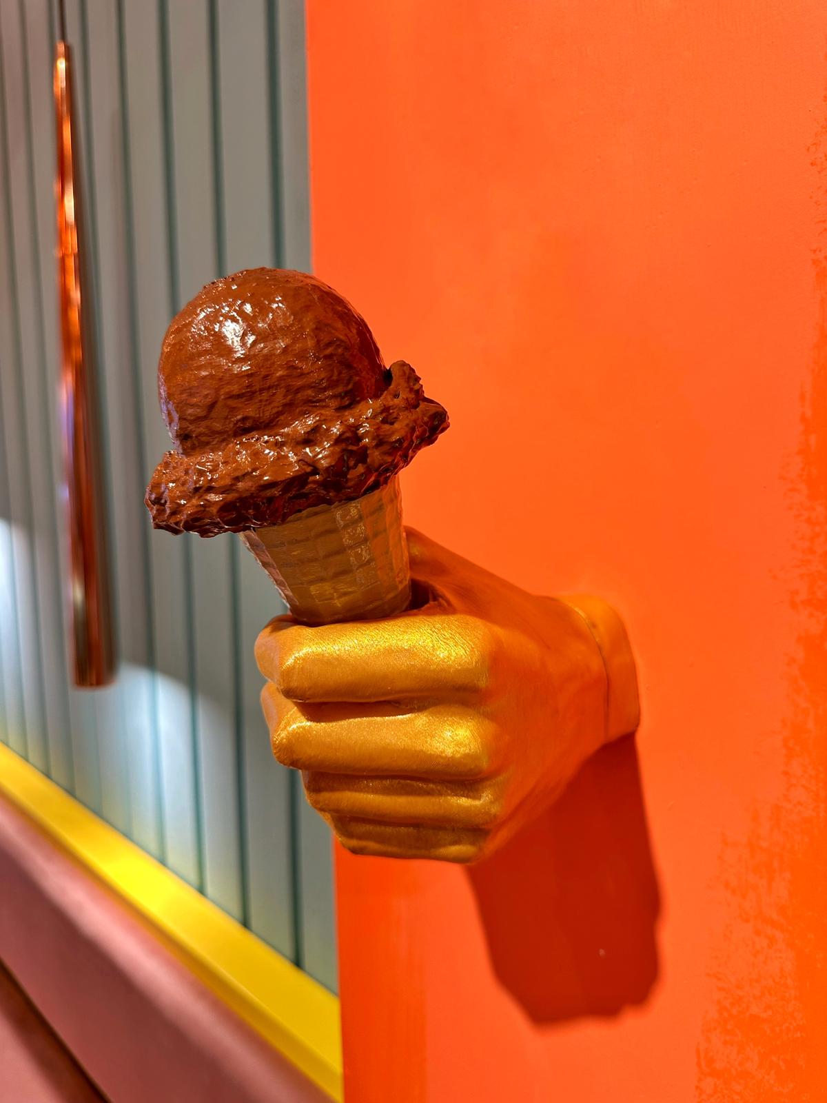 Dondurma Tutan El – Ice Cream Holding Hand (ديكور المثلجات) | Rare Concept