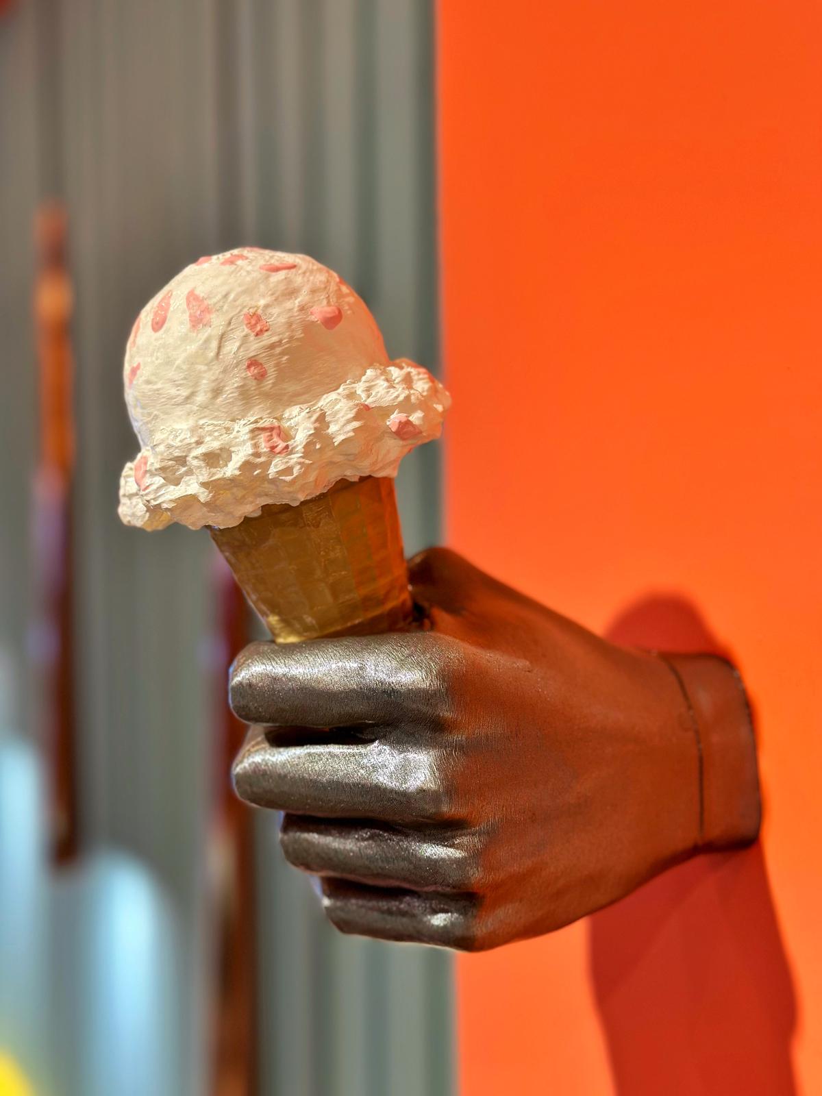 Dondurma Tutan El – Ice Cream Holding Hand (ديكور المثلجات) | Rare Concept