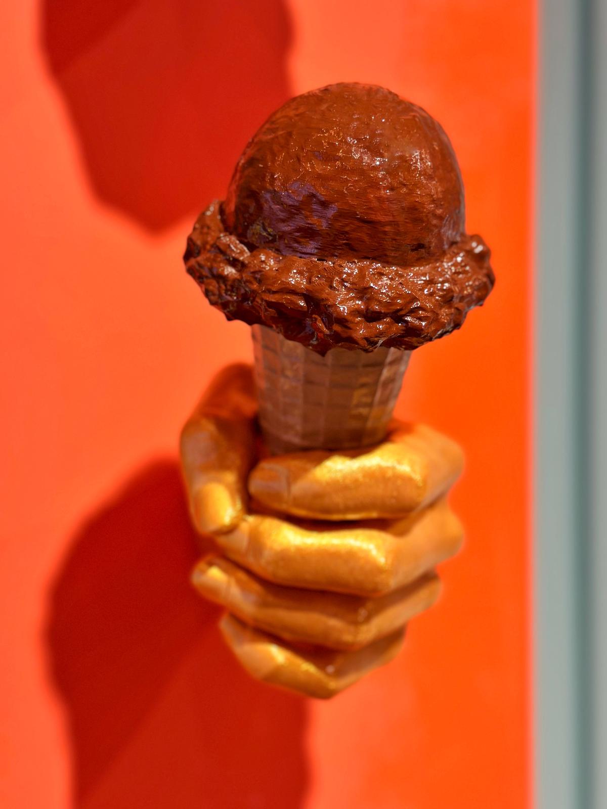 Dondurma Tutan El – Ice Cream Holding Hand (ديكور المثلجات) | Rare Concept