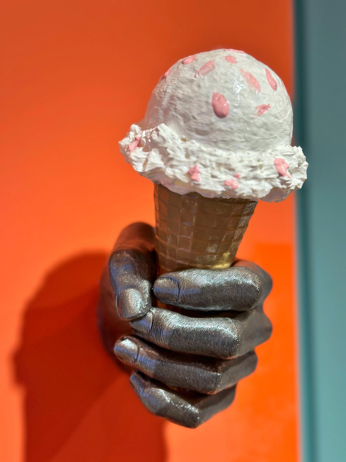 Dondurma Tutan El – Ice Cream Holding Hand (ديكور المثلجات) | Rare Concept