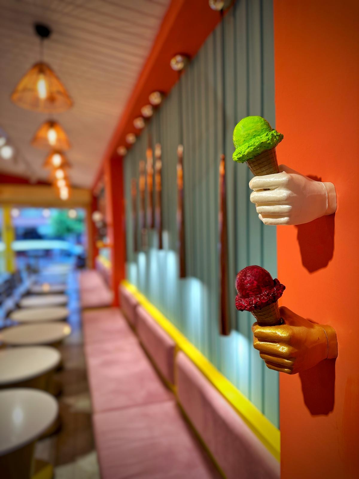 Dondurma Tutan El – Ice Cream Holding Hand (ديكور المثلجات) | Rare Concept