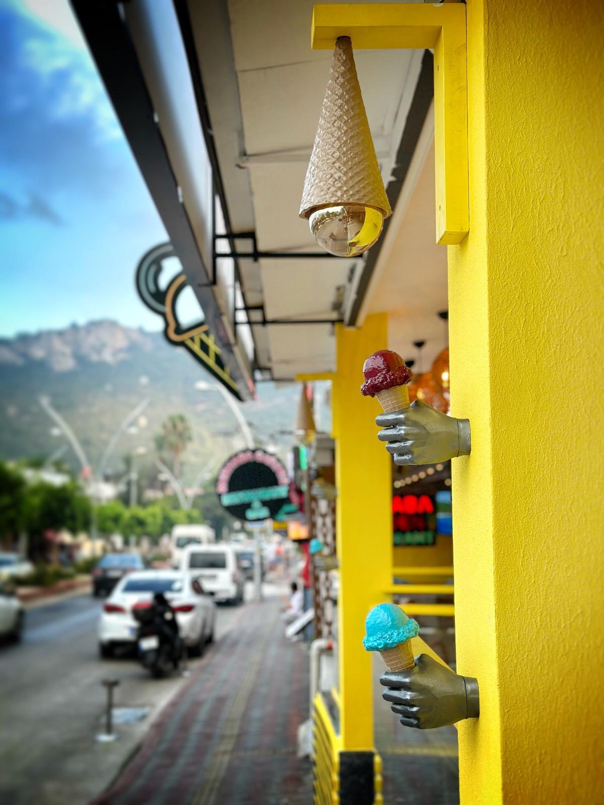 Dondurma Tutan El – Ice Cream Holding Hand (ديكور المثلجات) | Rare Concept