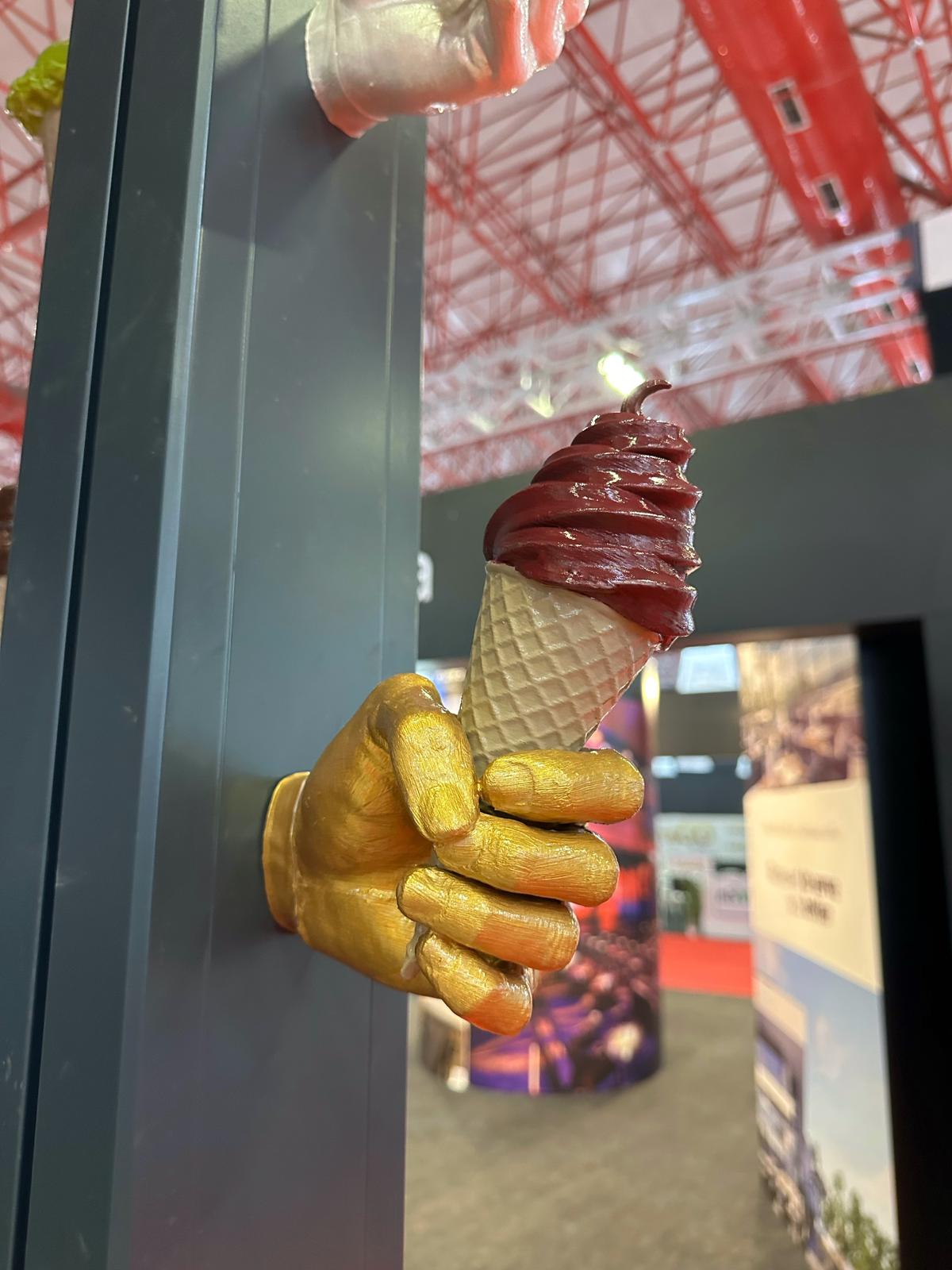 Soft Dondurma Tutan El – Soft Serve Hand Sculpture (مجسم يد الآيس كريم الناعمة) | Rare Concept