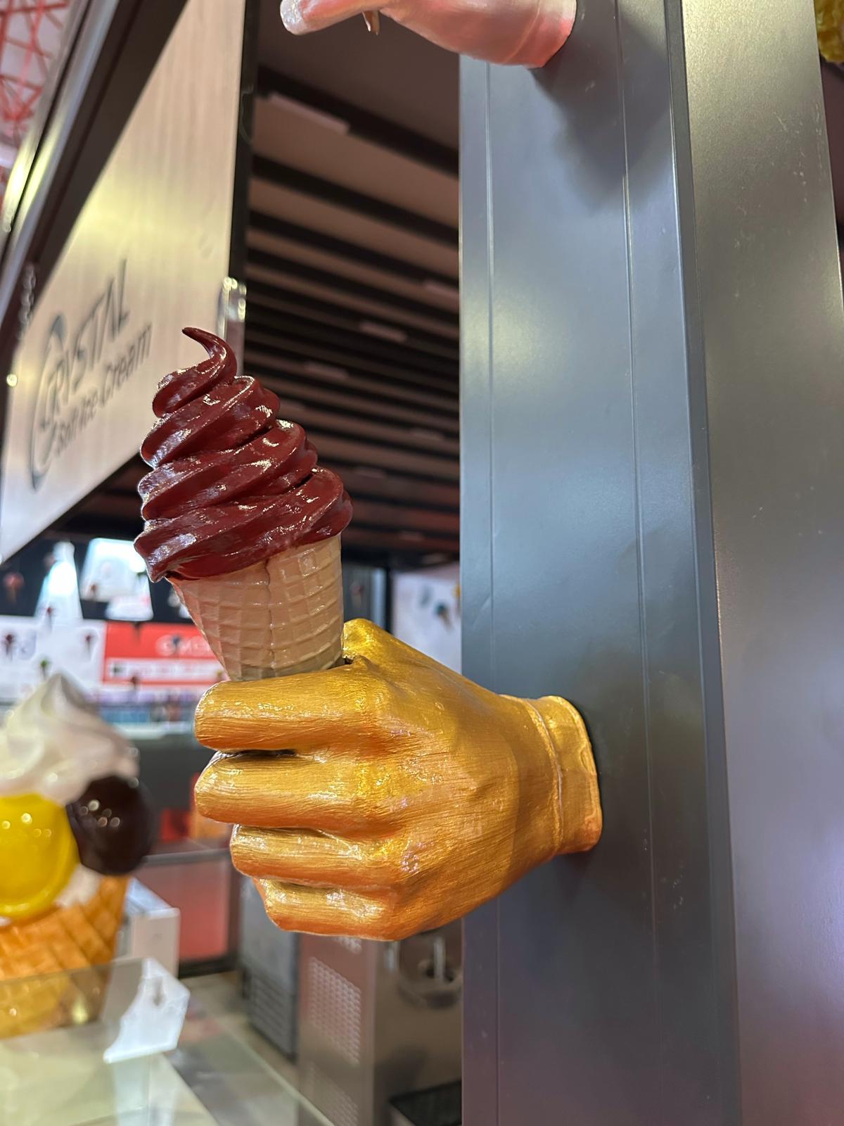 Soft Dondurma Tutan El – Soft Serve Hand Sculpture (مجسم يد الآيس كريم الناعمة) | Rare Concept