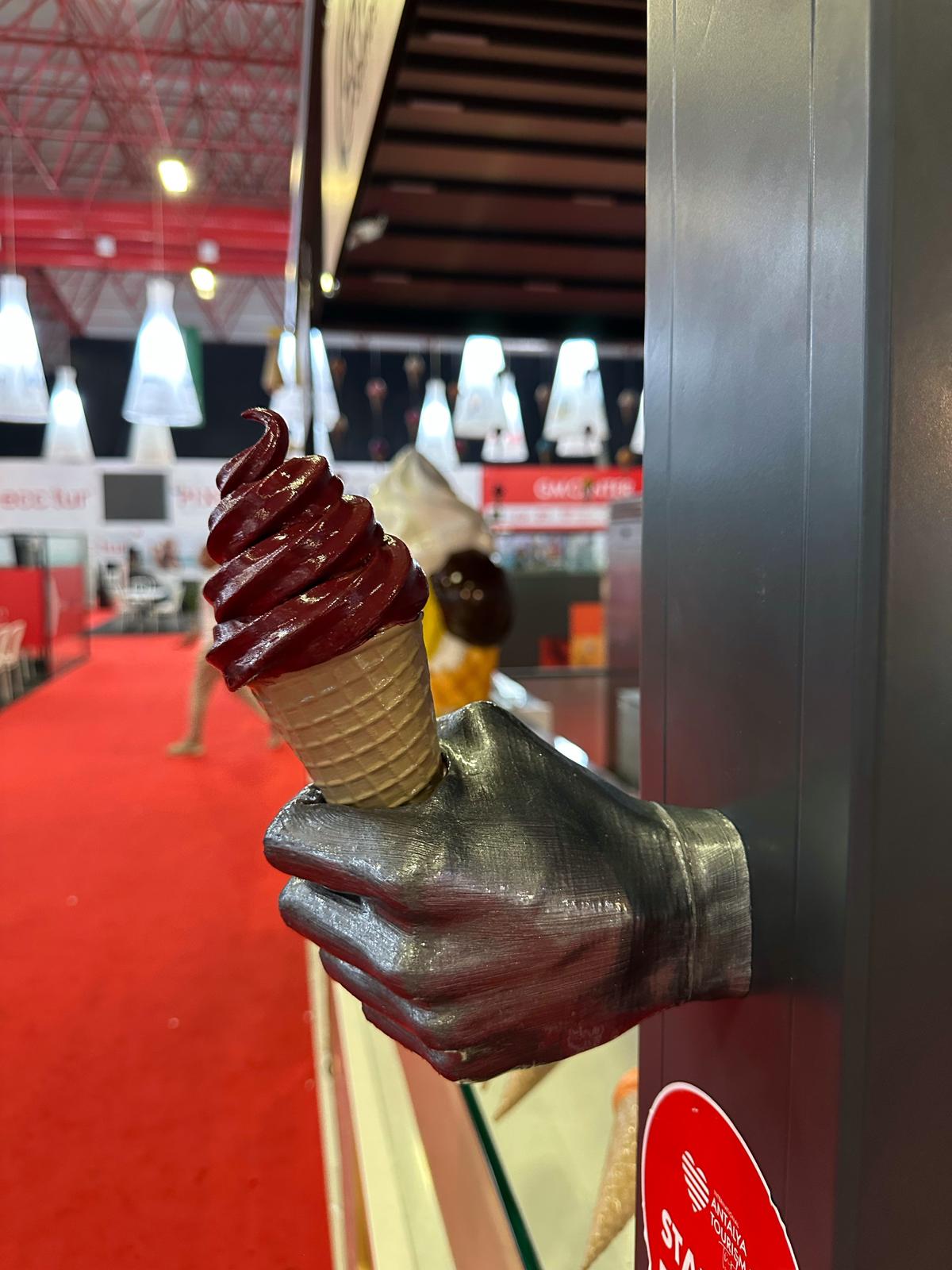 Soft Dondurma Tutan El – Soft Serve Hand Sculpture (مجسم يد الآيس كريم الناعمة) | Rare Concept