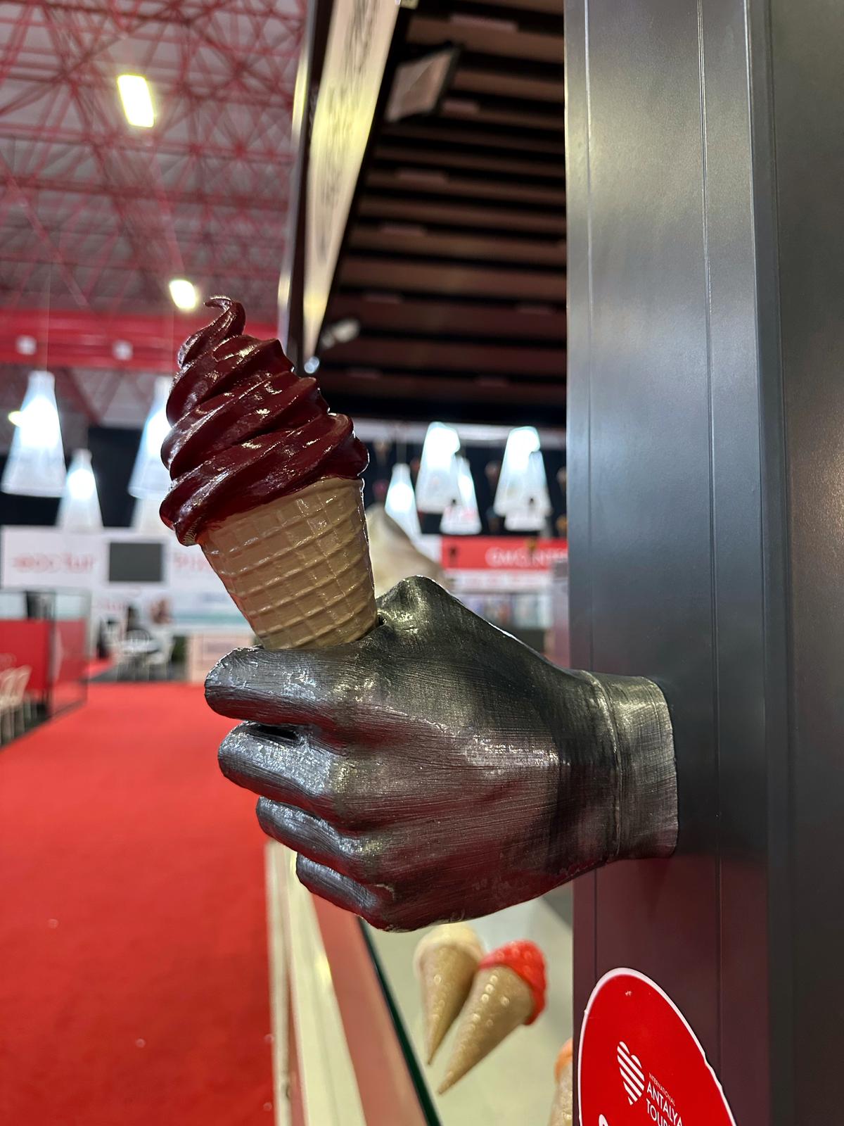 Soft Dondurma Tutan El – Soft Serve Hand Sculpture (مجسم يد الآيس كريم الناعمة) | Rare Concept