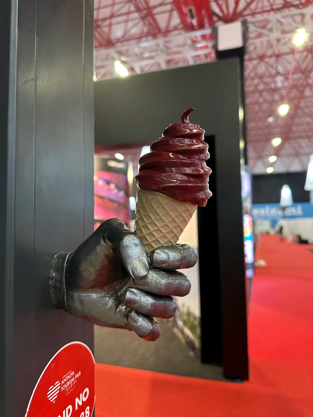 Soft Dondurma Tutan El – Soft Serve Hand Sculpture (مجسم يد الآيس كريم الناعمة) | Rare Concept