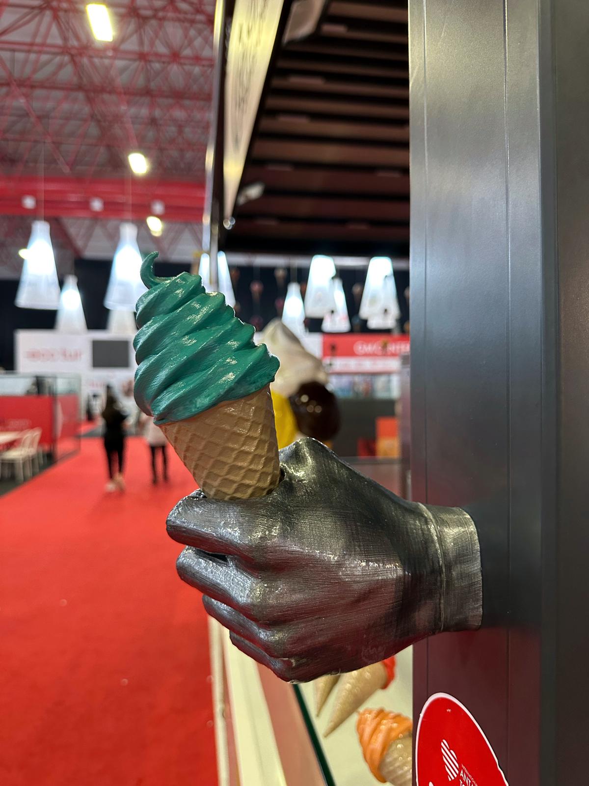 Soft Dondurma Tutan El – Soft Serve Hand Sculpture (مجسم يد الآيس كريم الناعمة) | Rare Concept