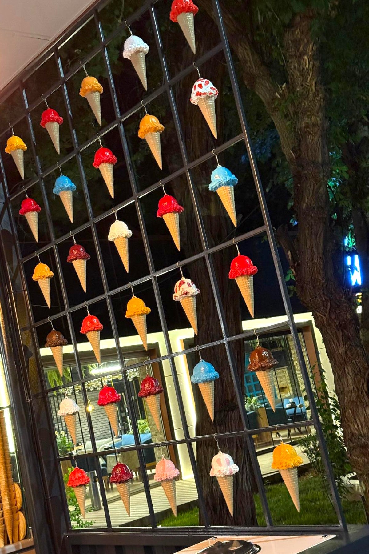 Sallanabilir Dondurma Maketi – Swinging Ice Cream Model (مجسم الآيس كريم المتأرجح) | Rare Concept